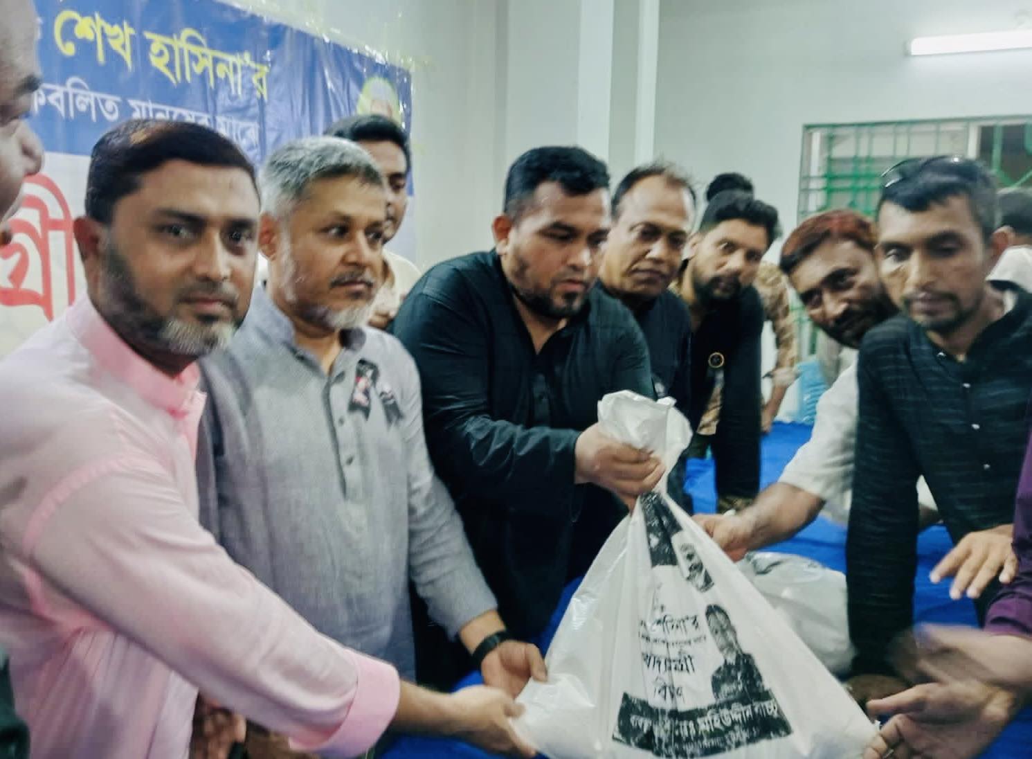 পানিবন্ধী মানুষের মাঝে মহিউদ্দিন বাচ্চুর ত্রাণ বিতরণ