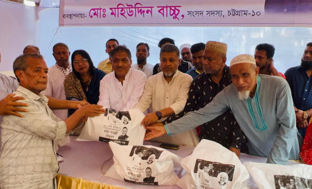 পানিবন্ধী মানুষের মাঝে মহিউদ্দিন বাচ্চুর ত্রাণ বিতরণ
