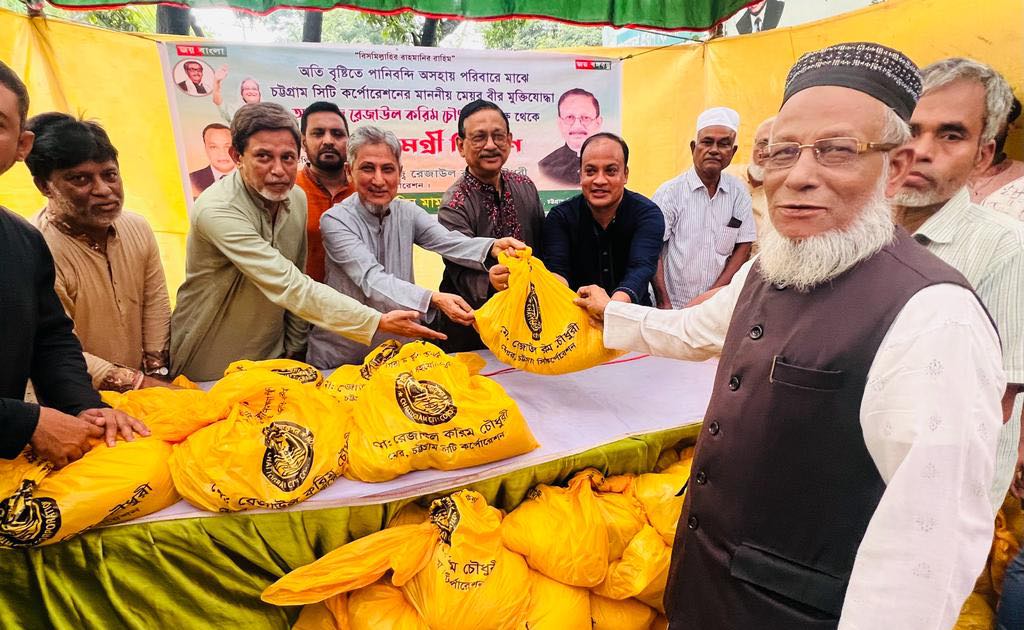 জলাবদ্ধতায় ক্ষতিগ্রস্ত নগরবাসীকে ত্রাণ দিলেন মেয়র