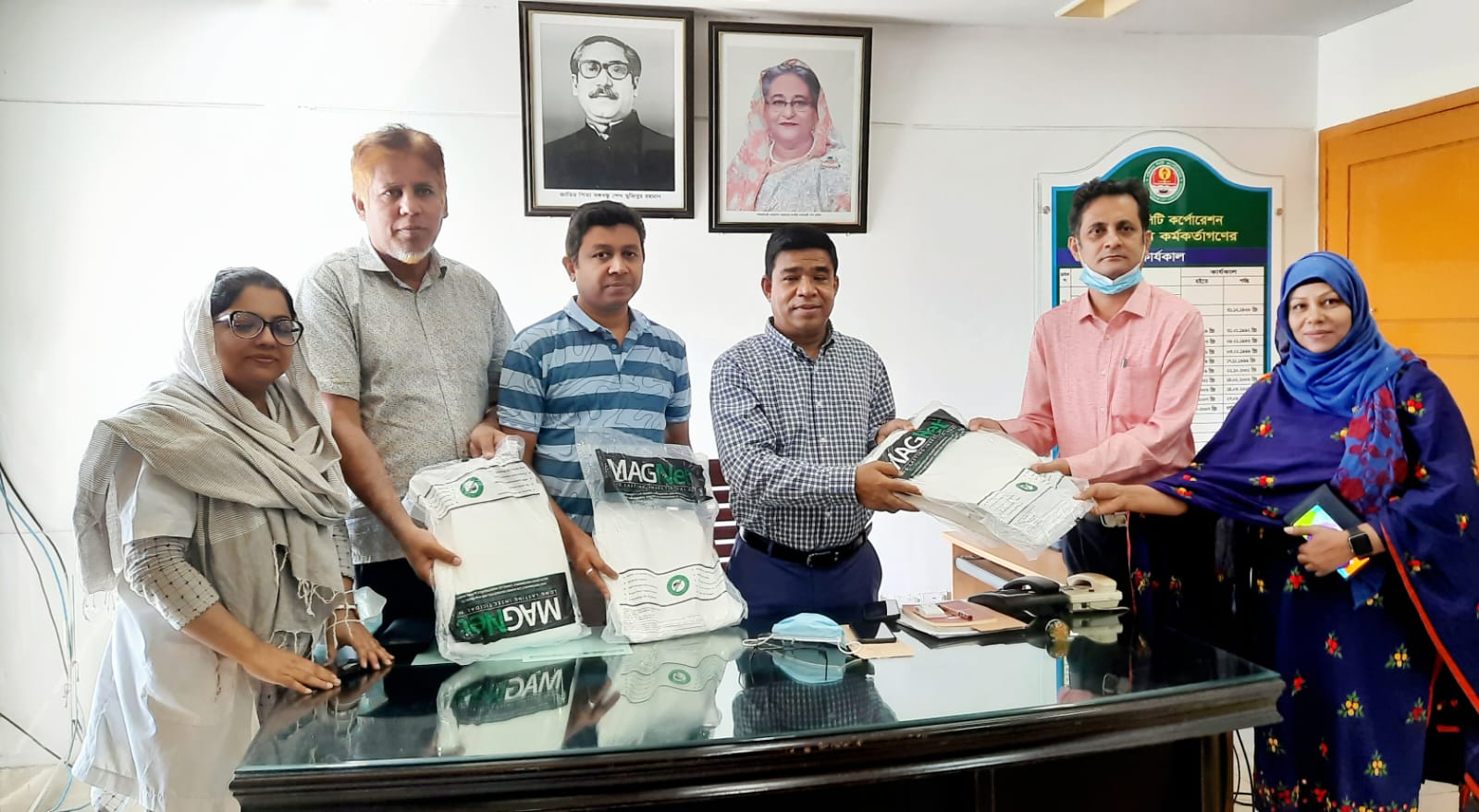 রেড ক্রিসেন্টের ডেঙ্গু পরীক্ষা কীট ও মশারী চসিক মেডিকেল ইনচার্জদের প্রদান করেন-ডাঃ সেলিম আকতার 