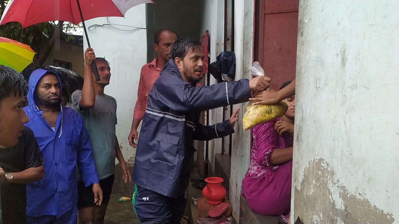 ৯ হাজার পানিবন্দি পরিবার পেল মেয়রের খাবার