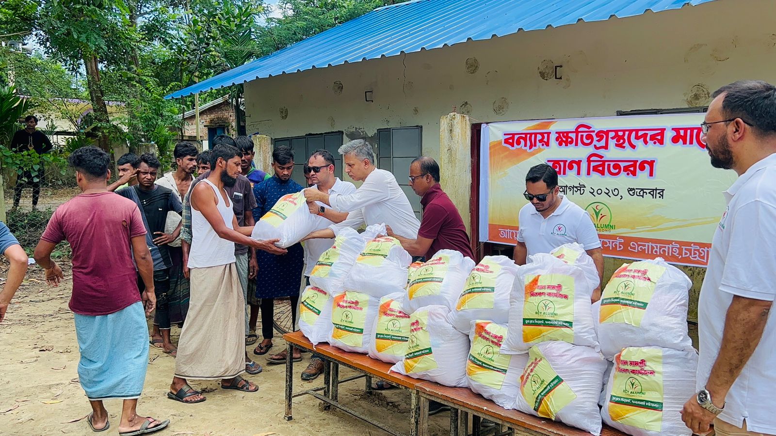 সাতকানিয়ায় বন্যায় ক্ষতিগ্রস্ত মানুষের মধ্যে যুুব রেডক্রিসেন্ট এলামনাইয়ের ত্রান বিতরণ 