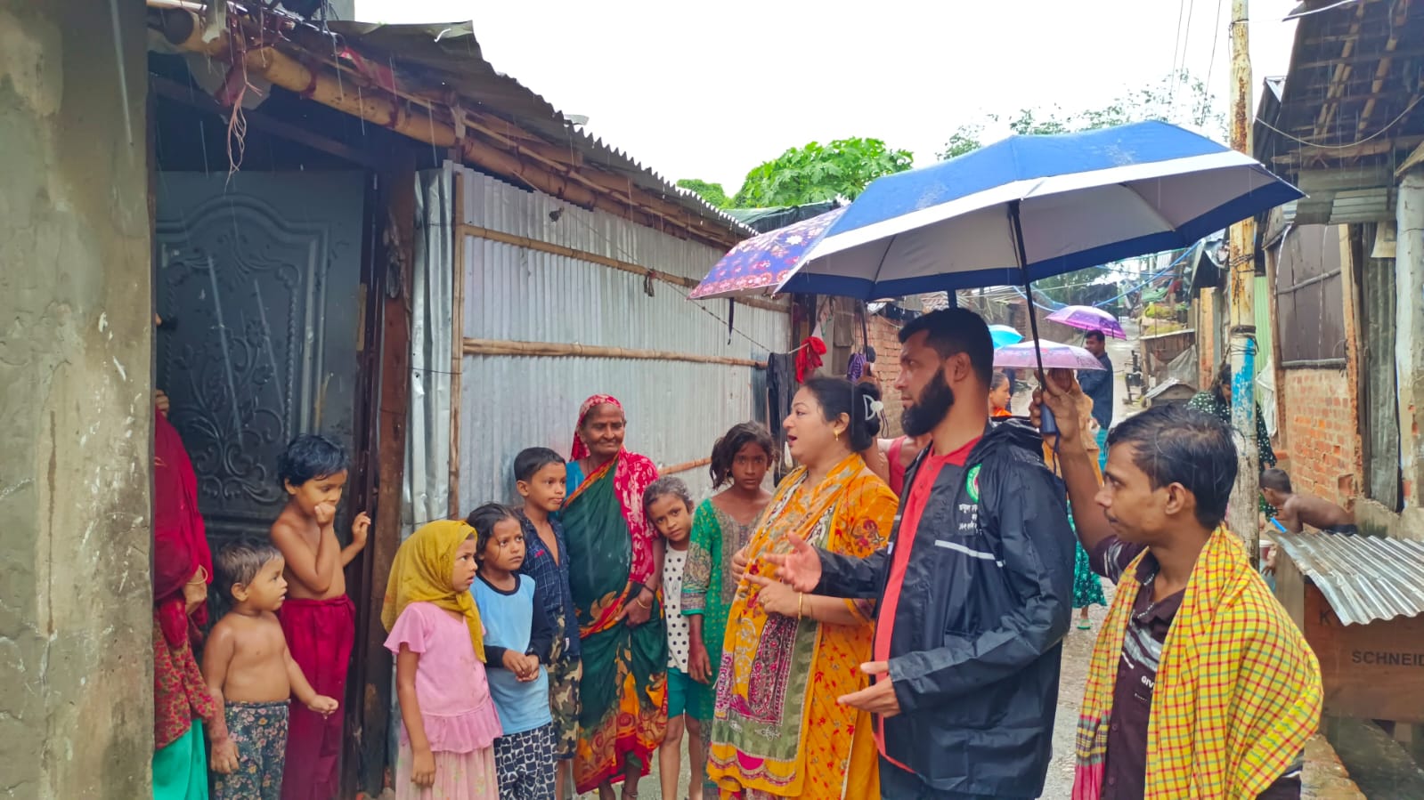 ঝুঁকিতে থাকা ৩০০ পরিবারকে নিরাপদ আশ্রয়ে সরালো চসিক