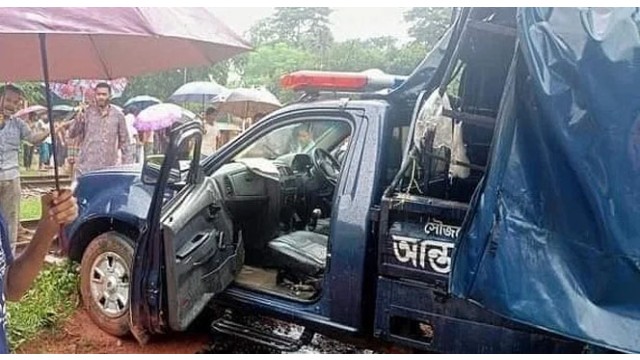 সীতাকুণ্ডে পুলিশ ভ্যানে ট্রেনের ধাক্কা, ৩ কনস্টেবল নিহত