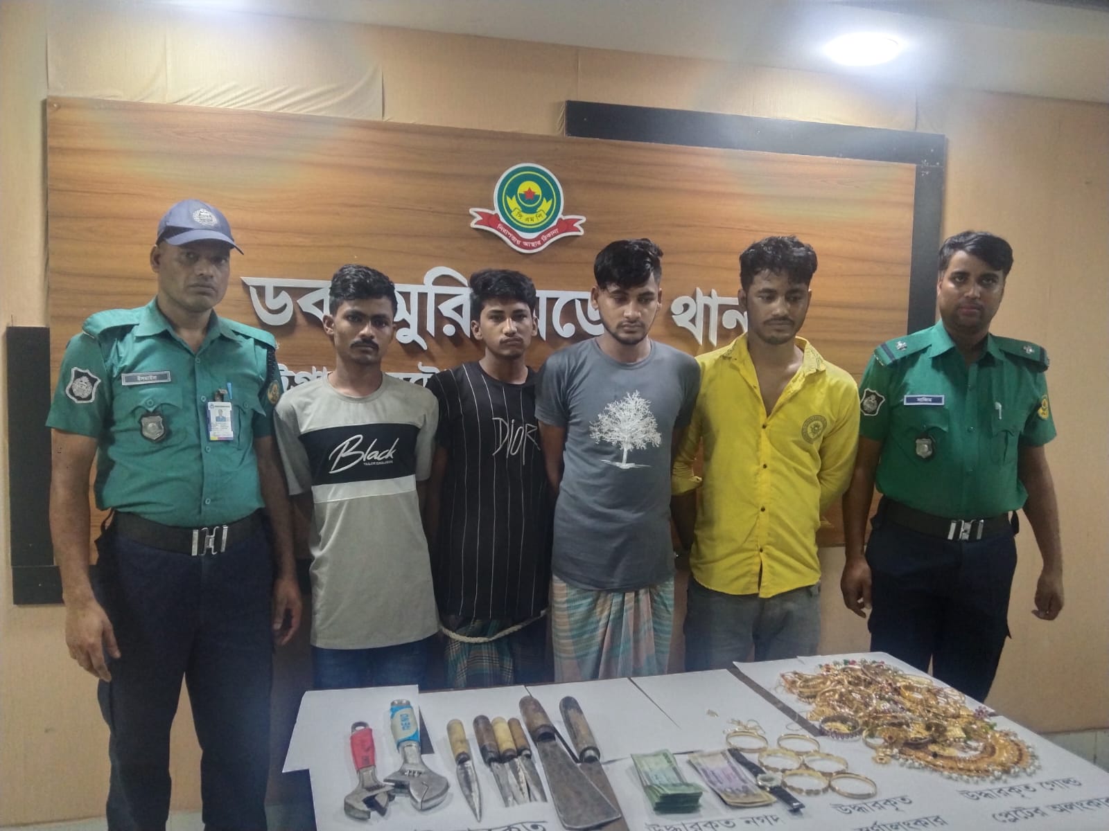 ডবলমুরিং চোরাই স্বর্ণালংকার ও নগদ টাকাসহ আটক ৬