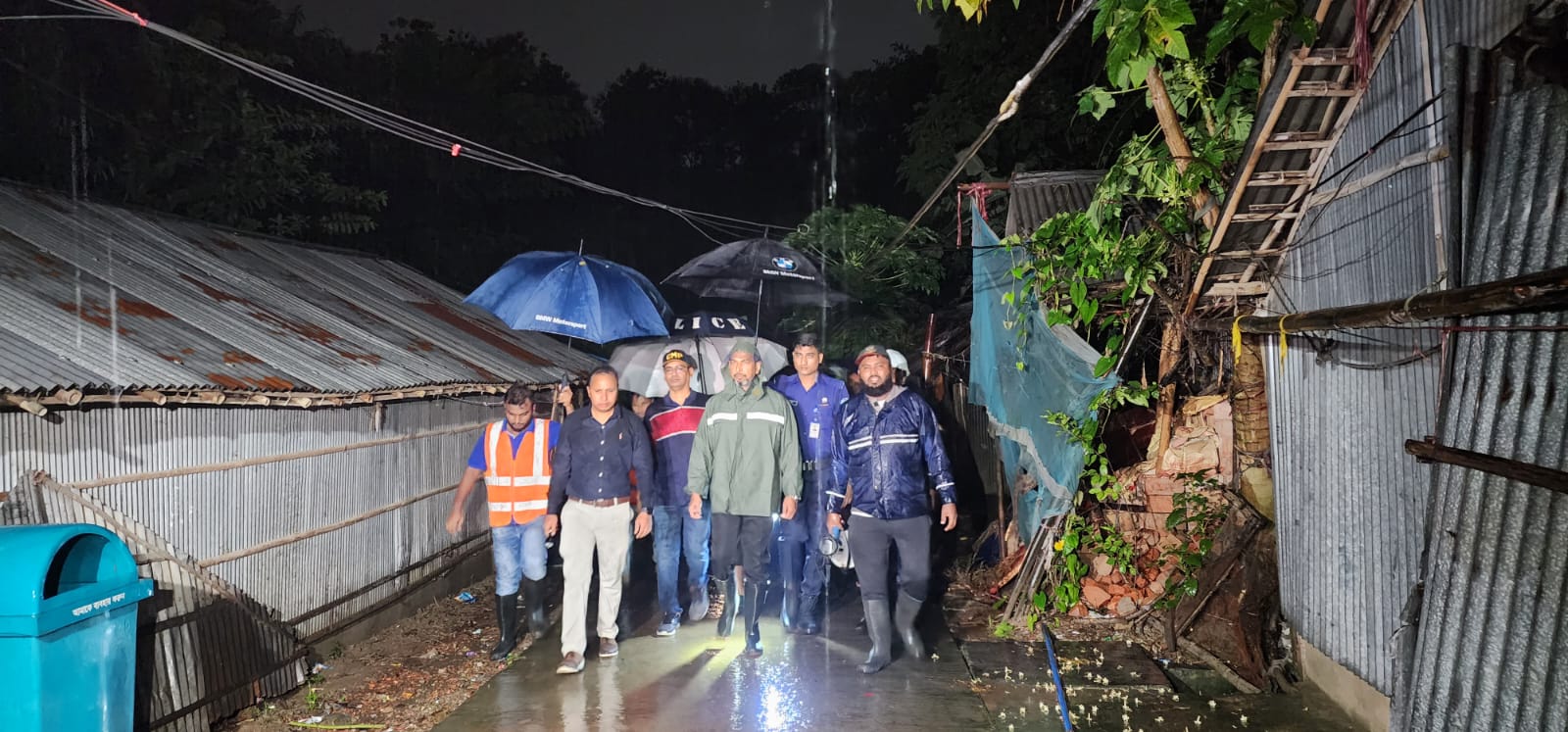 চট্টগ্রামে পাহাড়ে ঝুঁকিপূর্ণভাবে বসবাসরত ২৫০ পরিবারকে আশ্রয়কেন্দ্রে নিলেন স্বয়ং জেলা প্রশাসক