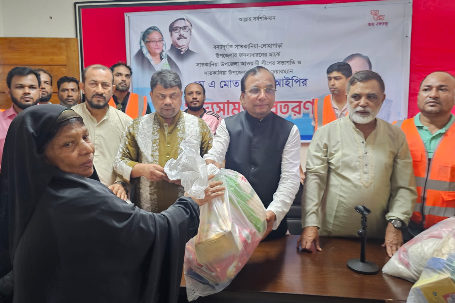 প্রধানমন্ত্রীর নির্দেশে বন্যার্তদের পাশে থেকে কাজ করে যাচ্ছে সরকার ও আওয়ামী লীগ - মোতালেব সিআইপি
