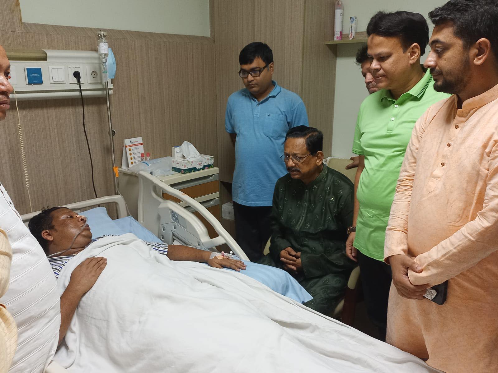 স্বেচ্ছাসেবক লীগ নেতা আজিজের পাশে মেয়র রেজাউল
