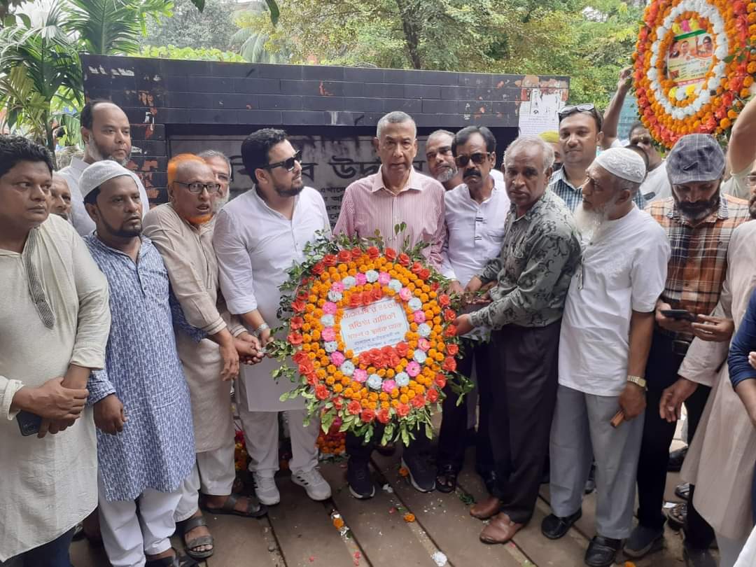 বিএনপি'র প্রতিষ্ঠা বার্ষিকীতে রাউজান উপজেলা ও পৌর বিএনপির পক্ষ থেকে  পুষ্প মাল্য অর্পণ
