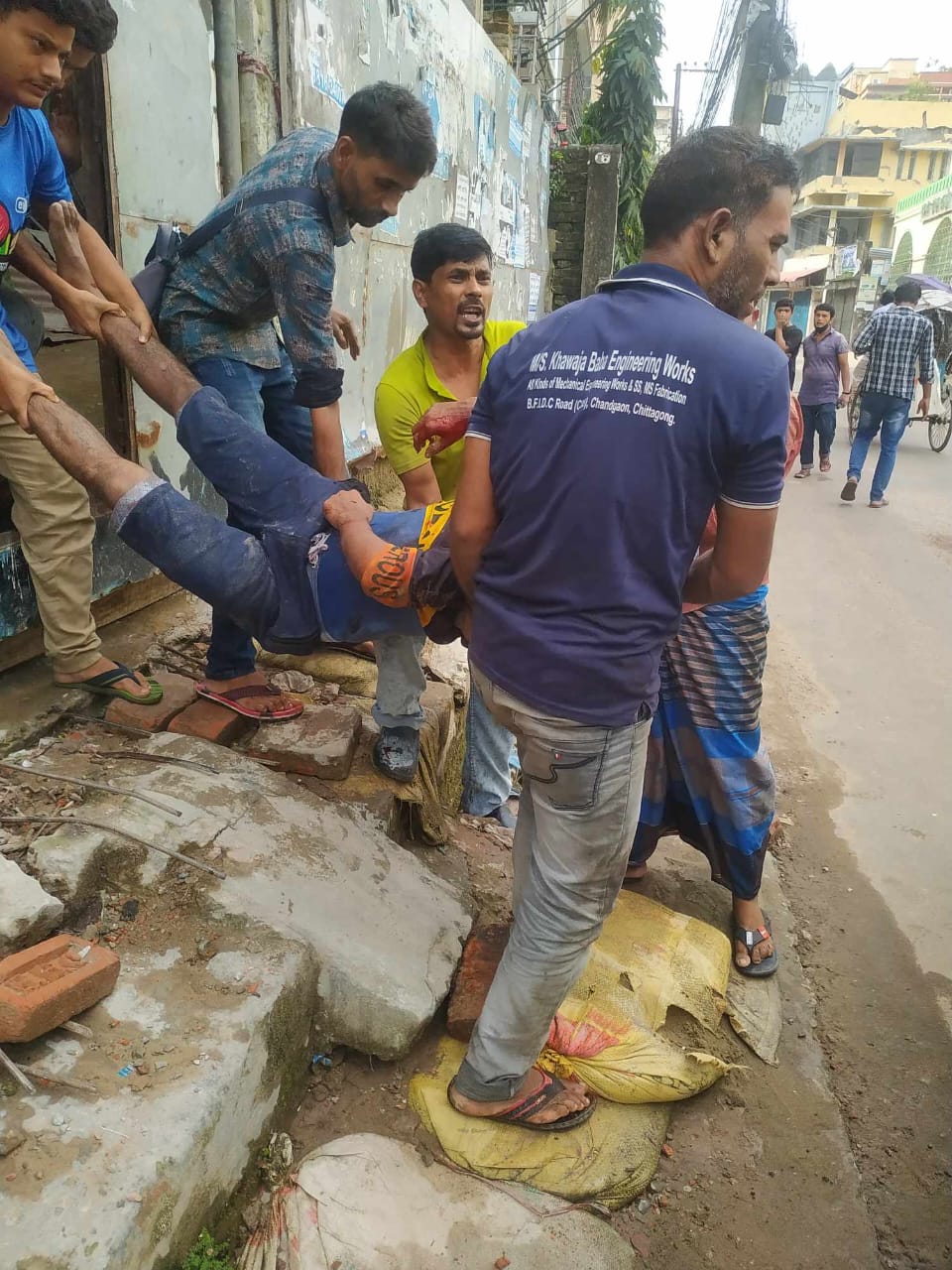 লালখানবাজারে ভবন থেকে পড়ে আহত দুই শ্রমিক
