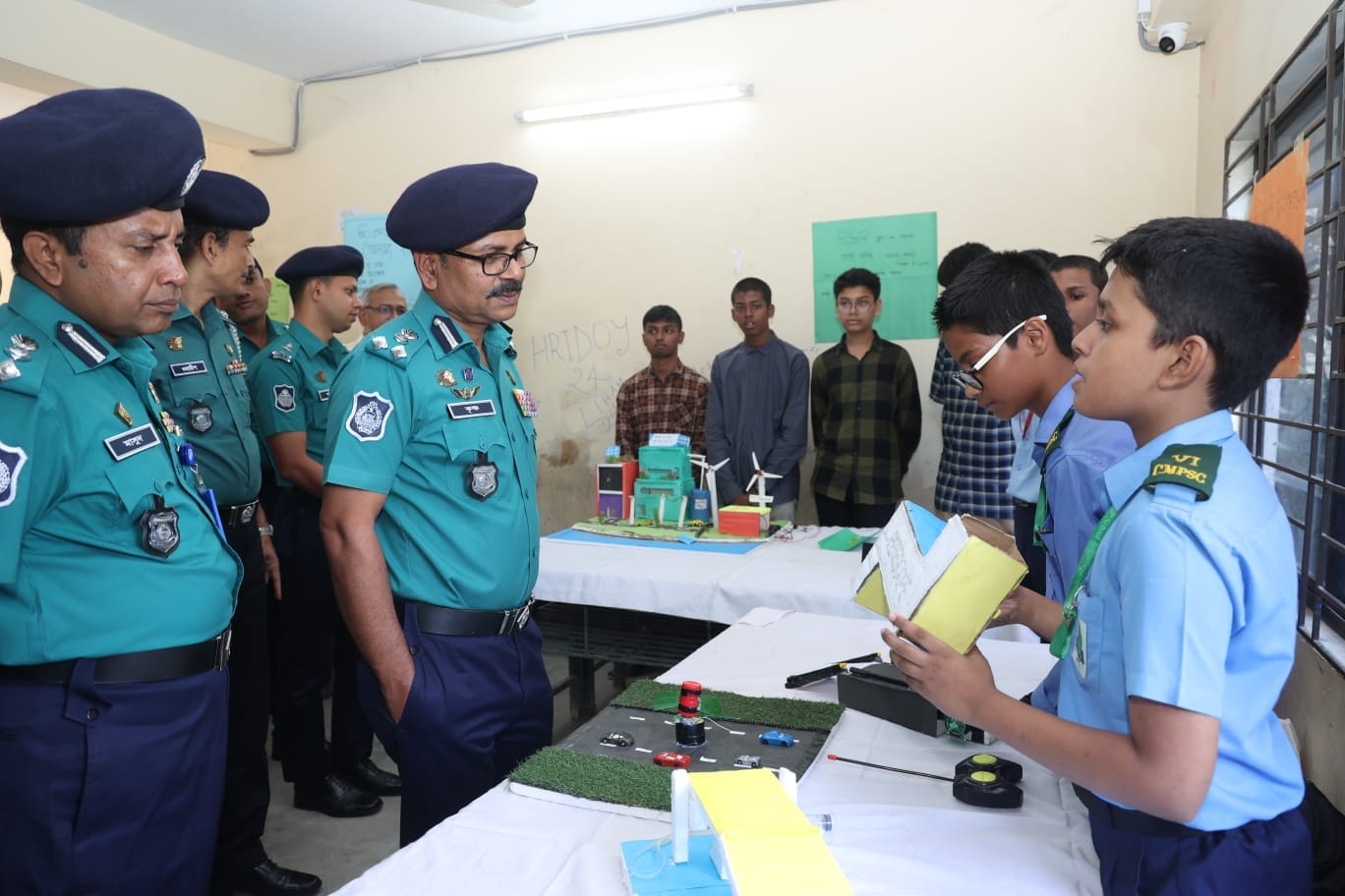 সিএমপি স্কুল এন্ড কলেজের আন্ত: হাউজ বিজ্ঞান মেলা পরিদর্শনে সিএমপি কমিশনার  