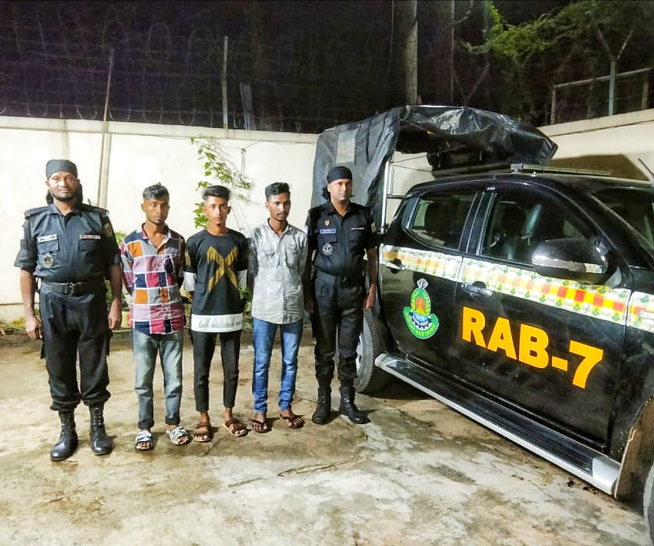 সীতাকুণ্ডে ইয়াবাসহ তিন মাদক কারবারী আটক