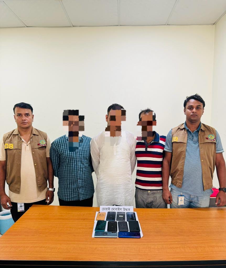  চোরাই মোবাইলসহ আটক ৩