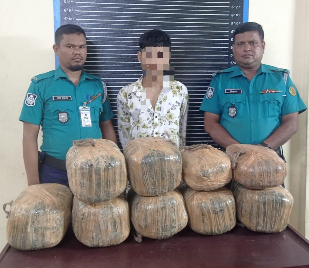 চট্টেশ্বরী রোড়ে ২৫ কেজি গাঁজা সহ আটক ১
