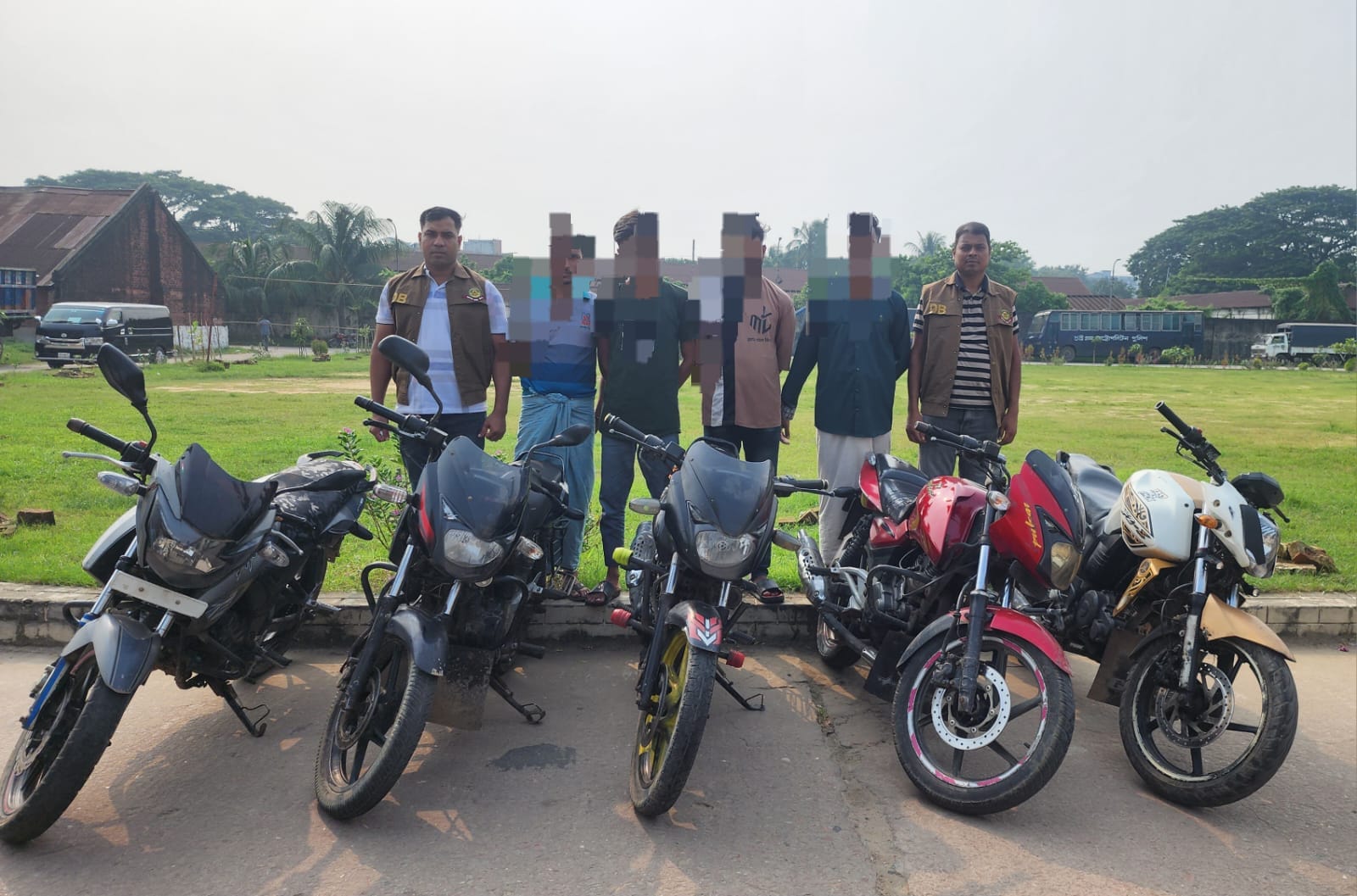 ডিবির অভিযানে ৫টি চোরাই মোটরসাইকেলসহ সংঘবদ্ধ চোরচক্রের ৪ সদস্য গ্রেফতার