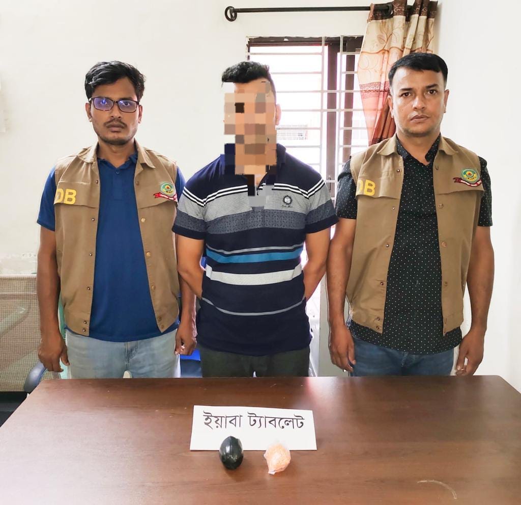 ডিবির অভিযানে ইয়াবা-যাত্রীবাহী বাসসহ আটক ১