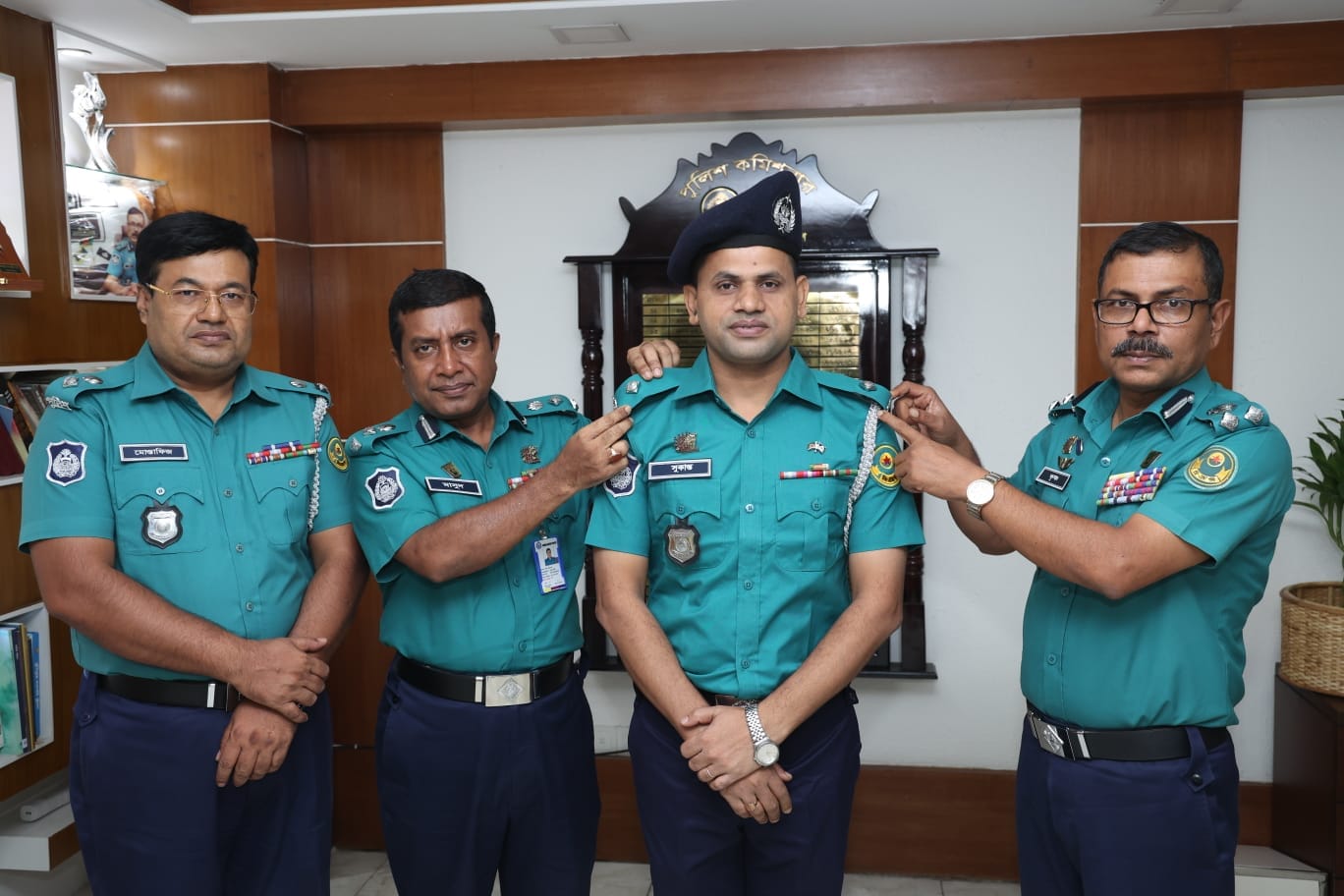  পদোন্নতি প্রাপ্ত পুলিশ সদস্যকে র‍্যাংক ব্যাজ পরালেন  সিএমপি কমিশনার
