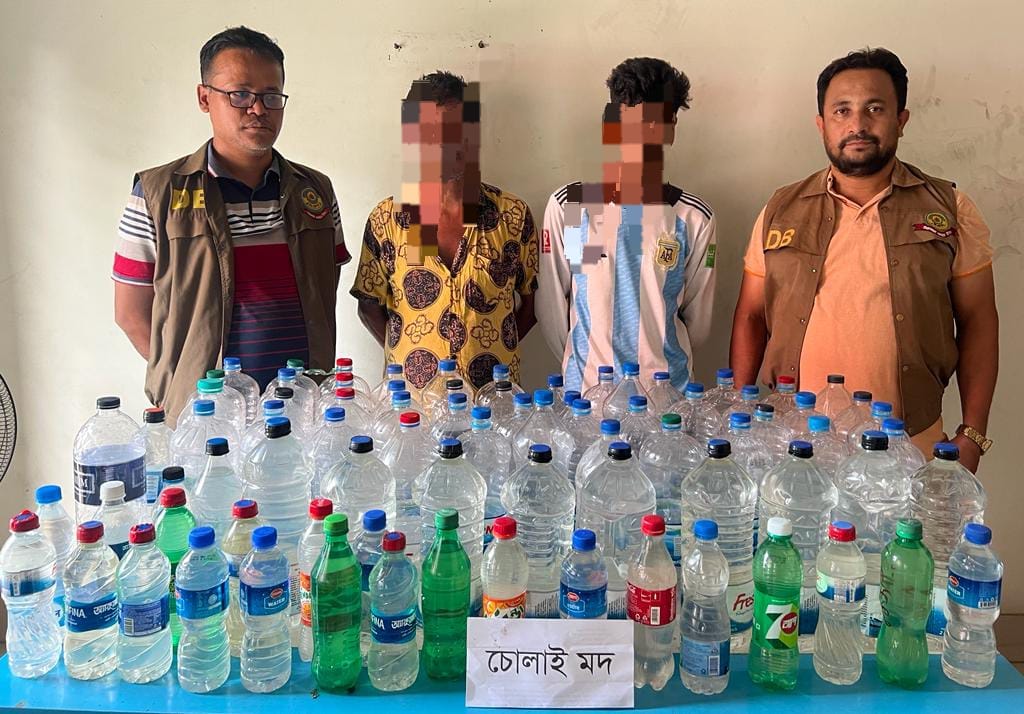 বিবির হাটে চোলাই মদসহ আটক ২