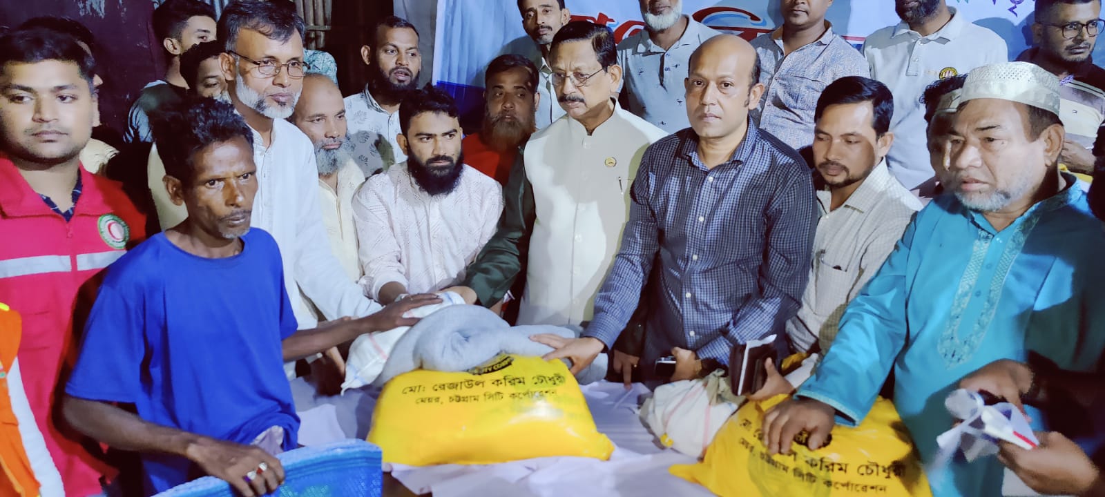 আমিন কলোনীতে অগ্নিকান্ডে ক্ষতিগ্রস্থ একশত চল্লিশ পরিবাররকে ত্রাণ দিলেন-মেয়র