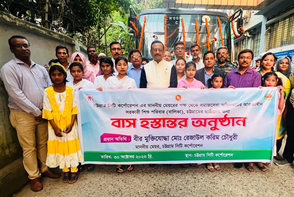 শিশু পরিবারকে বাস উপহার  দিলেন-মেয়র রেজাউল