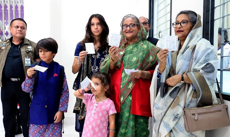 রেলপথ উদ্বোধন : ট্রেনে চড়ে প্রধানমন্ত্রীর পদ্মা পাড়ি