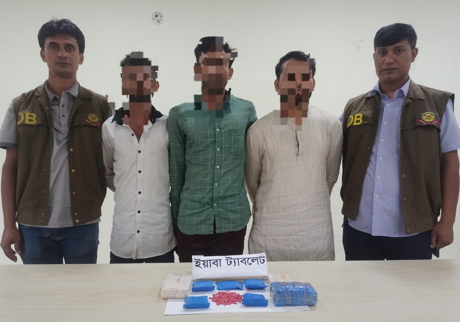 ডিবির অভিযানে  ইয়াবাসহ আটক