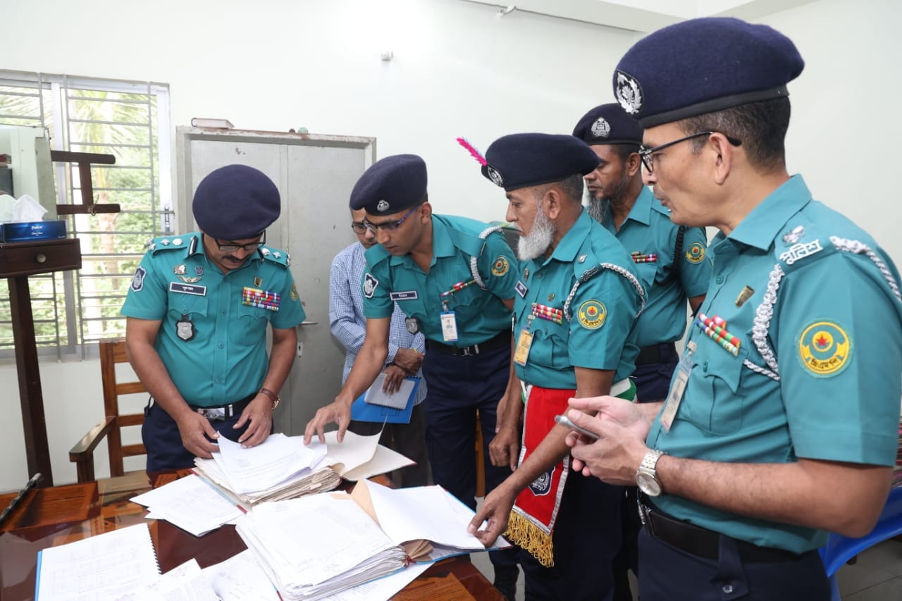  কেন্দ্রীয় অস্ত্রাগার পরিদর্শনে সিএমপির কমিশনার