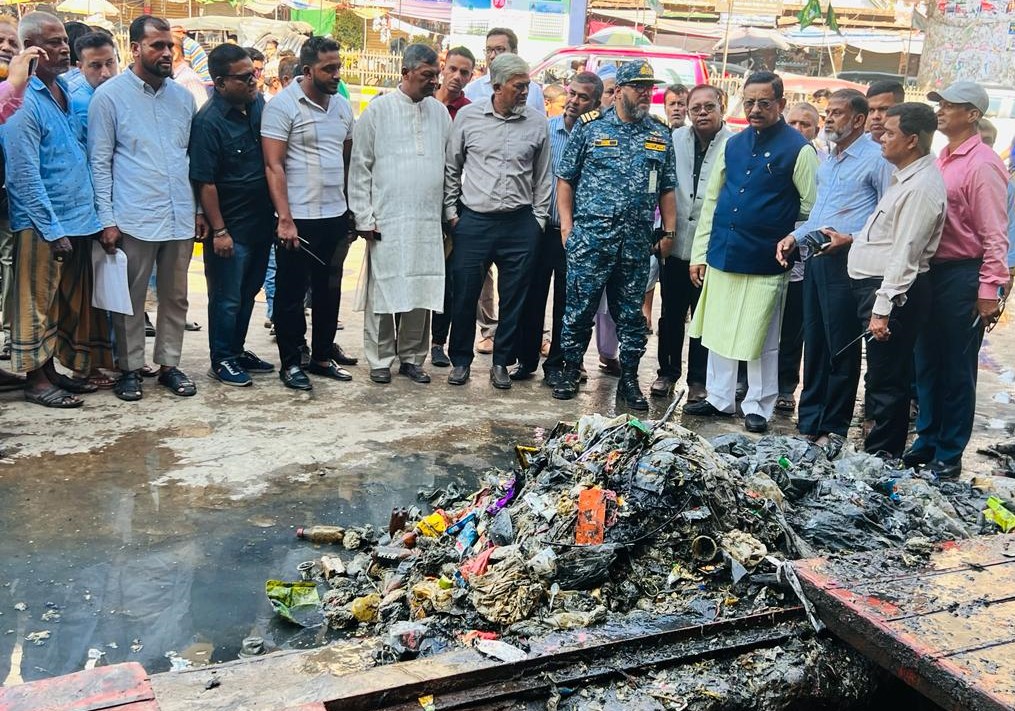 জলাবদ্ধতা নিরসনে নালা থেকে মাটি তুলছে চসিক
