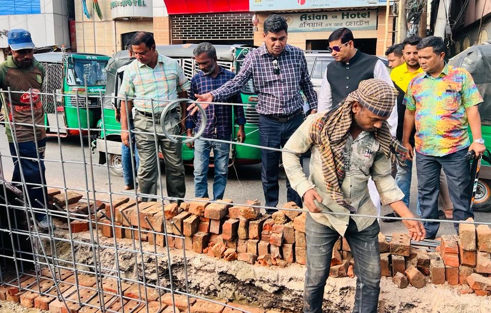 সড়ক সংস্কার কাজ পরিদর্শন করলেন ভারপ্রাপ্ত মেয়র
