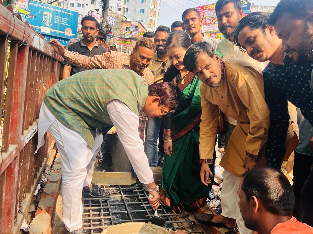 চকবাজারে ড্রেন ও ফুটপাত নির্মাণ কাজের পরিদর্শন করেন ভারপ্রাপ্ত মেয়র