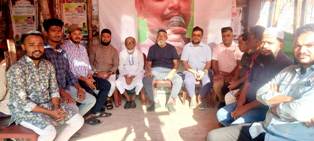 লালখান বাজারে কাউন্সিলর বেলালের নেতৃত্বে শান্তিপূর্ণ অবস্থান কর্মসূচি পালন