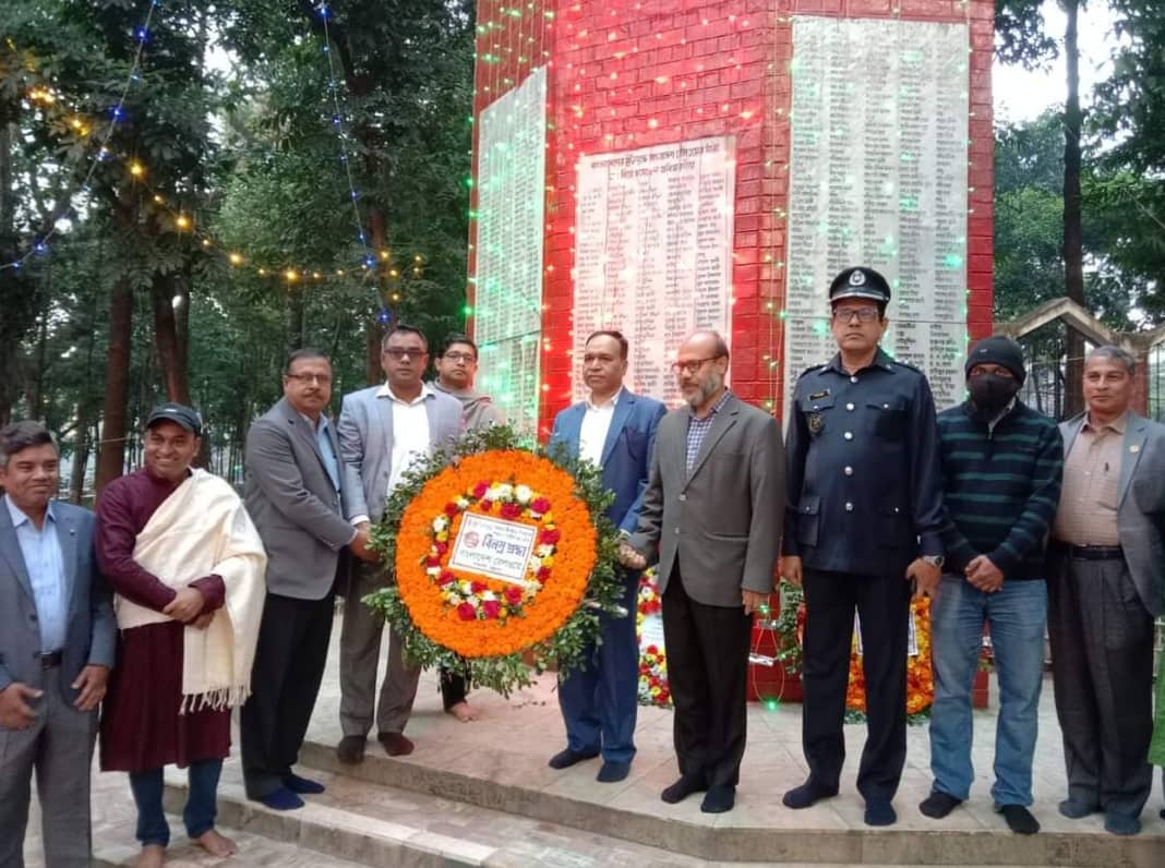 শহীদ মিনারে পুস্পস্তবক অর্পন করছেন চট্টগ্রাম রেলওয়ে    