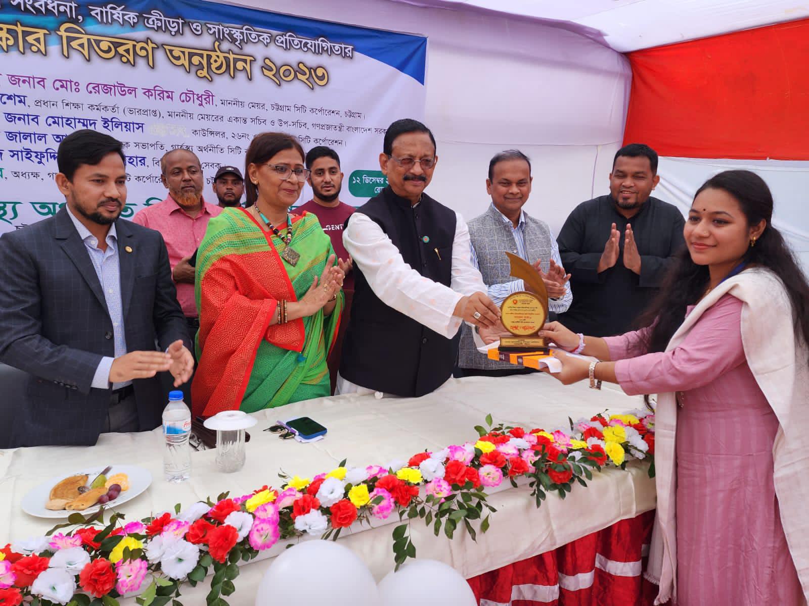ঢেলে সাজানো হবে চসিকের গাহর্স্থ্য অর্থনীতি কলেজ: মেয়র রেজাউল  নারী শিক্ষার প্রসারে গাহর্স্থ্য অর্থনীতি সিটি কর্পোরেশন কলেজকে ঢেলে সাজানোর ঘোষণা গিয়েছেন  চট্টগ্রাম সিটি মেয়র বীর মুক্তিযোদ্ধা মো. রেজাউল করিম চৌধুরী।   মঙ্গলবার কলেজটির কৃতি শিক্ষার্থী স
