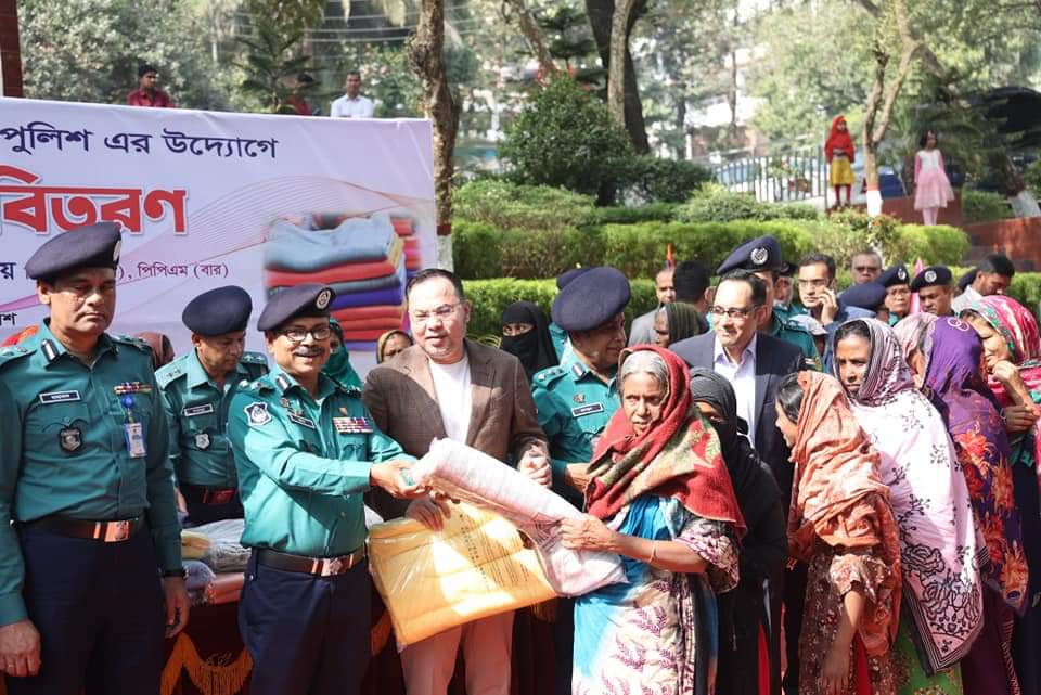 অসহায় ও শীতার্তদের মাঝে শীতবস্ত্র বিতরণ করেন সিএমপি কমিশনার