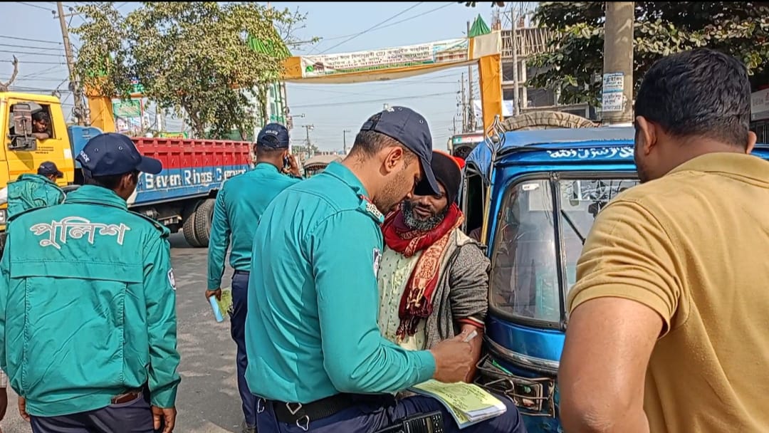 মোহরা ট্রাফিক উত্তরের অভিযানে ১৩টি গ্রাম সিএনজি  আটক