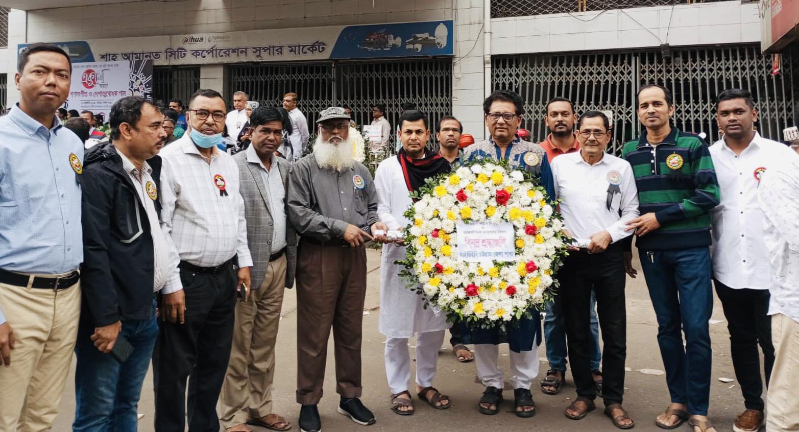 শহীদ মিনারে  ফুল দিয়ে শ্রদ্ধা নিবেদন করেন আইডিইবি
