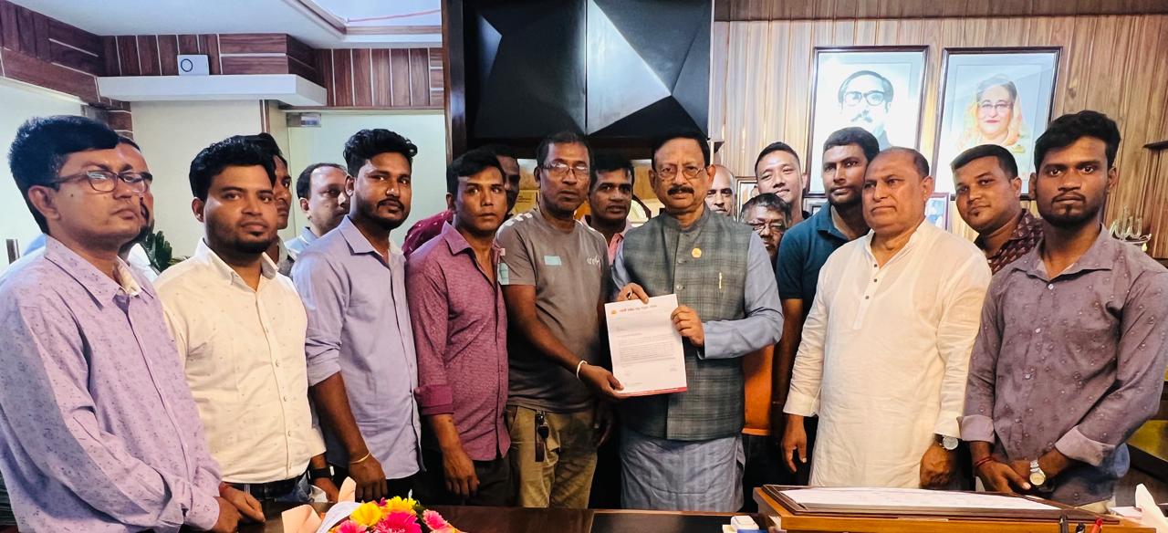 মাঝিরঘাট পার্বতী ফকির পাড়া গেইট নির্মাণের দাবীতে  মেয়রকে স্মারকলিপি