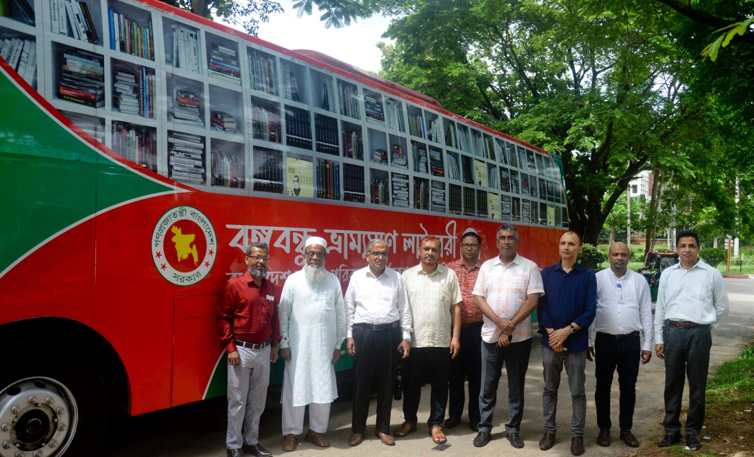 বঙ্গবন্ধু ভ্রাম্যমাণ লাইব্রেরি পরিদর্শনে চুয়েট ভিসি