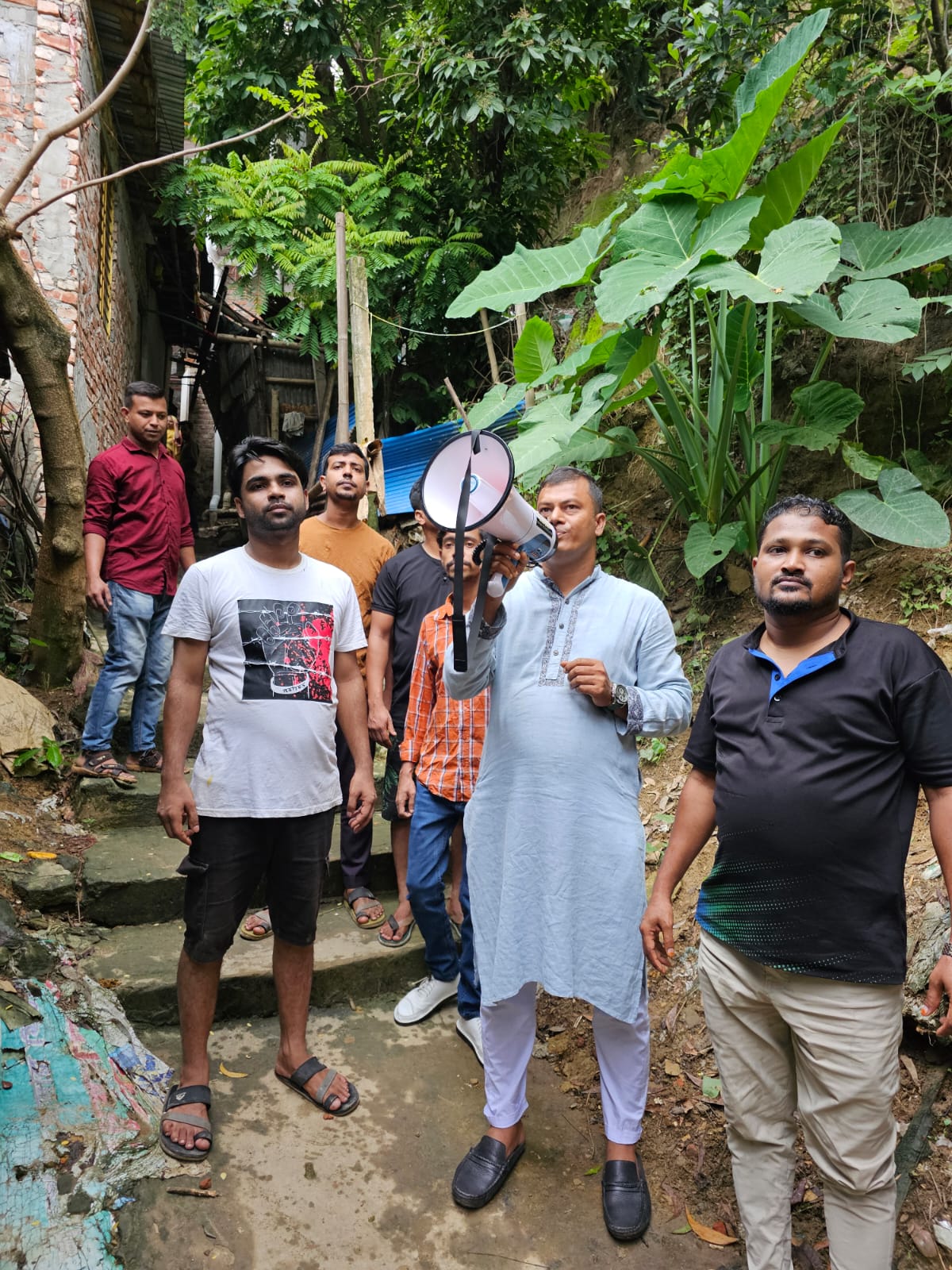 ভারি বৃষ্টিপাত ও পাহাড় ধ্বস রোধে মাঠে রয়েছে চট্টগ্রাম জেলা প্রশাসন