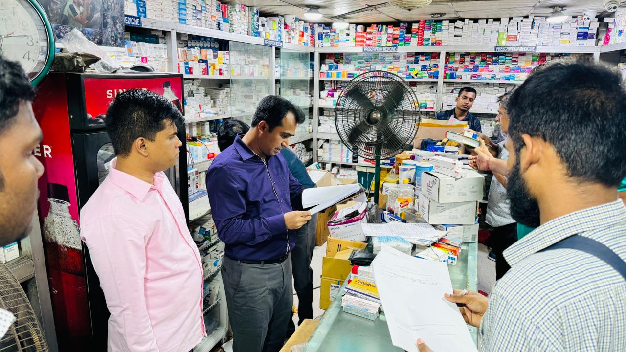 অনুমোদনহীন ঔষুধ বিক্রি করায় দুই ফার্মেসীতে জরিমানা ও বিপুল পরিমান বিদেশী ঔষুধ  জব্দ