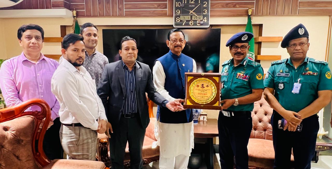 সিটি মেয়র রেজাউলের সাথে বিদায়ী পুলিশ কমিশনারের সৌজন্য সাক্ষাৎ