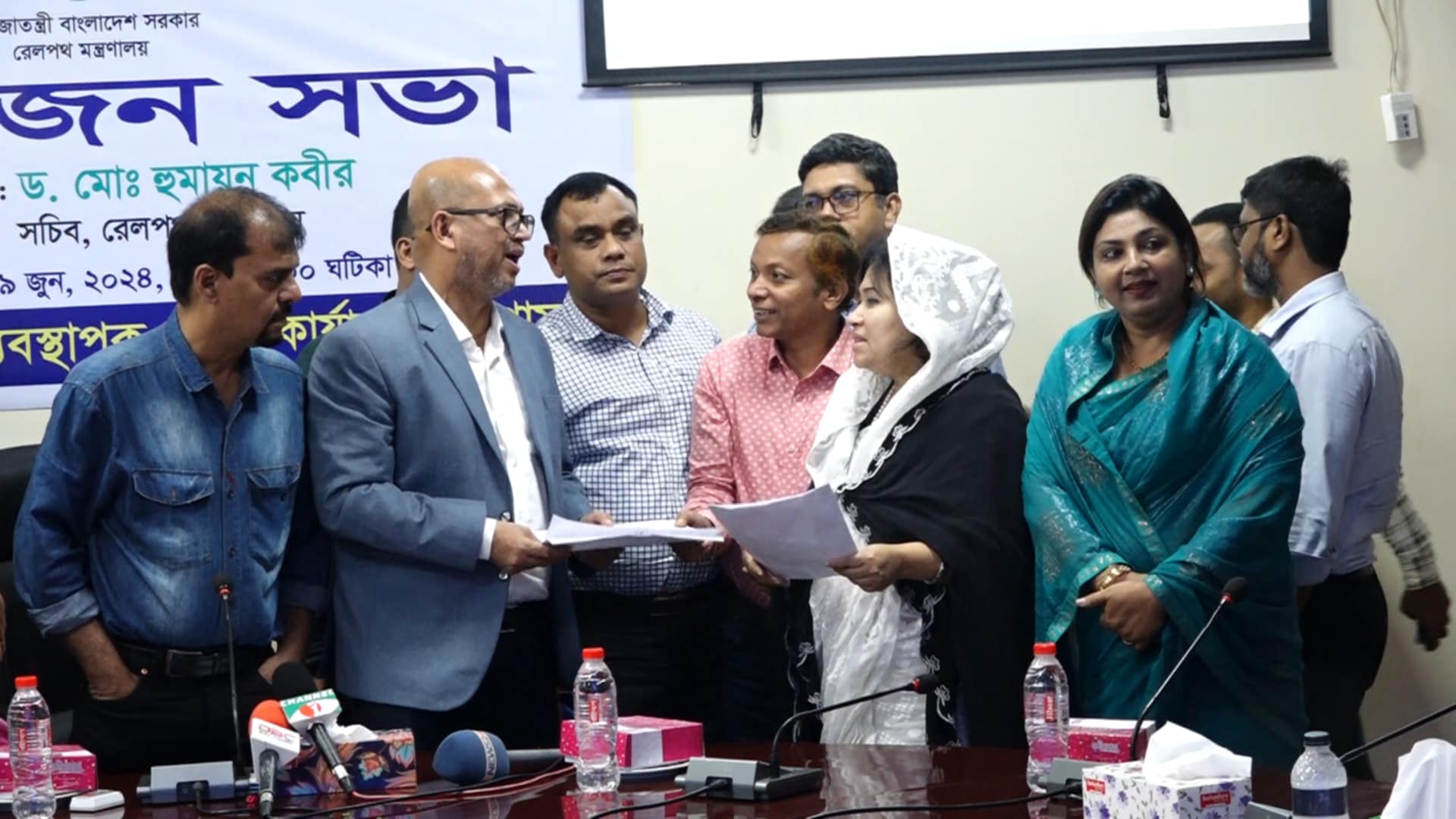 চট্টগ্রাম কক্সবাজার স্পেশাল ট্রেন চলাচল অব্যাহত  রাখাসহ ট্রেনের সংখ্যা বাড়ানোর ঘোষণা রেল সচিবের 