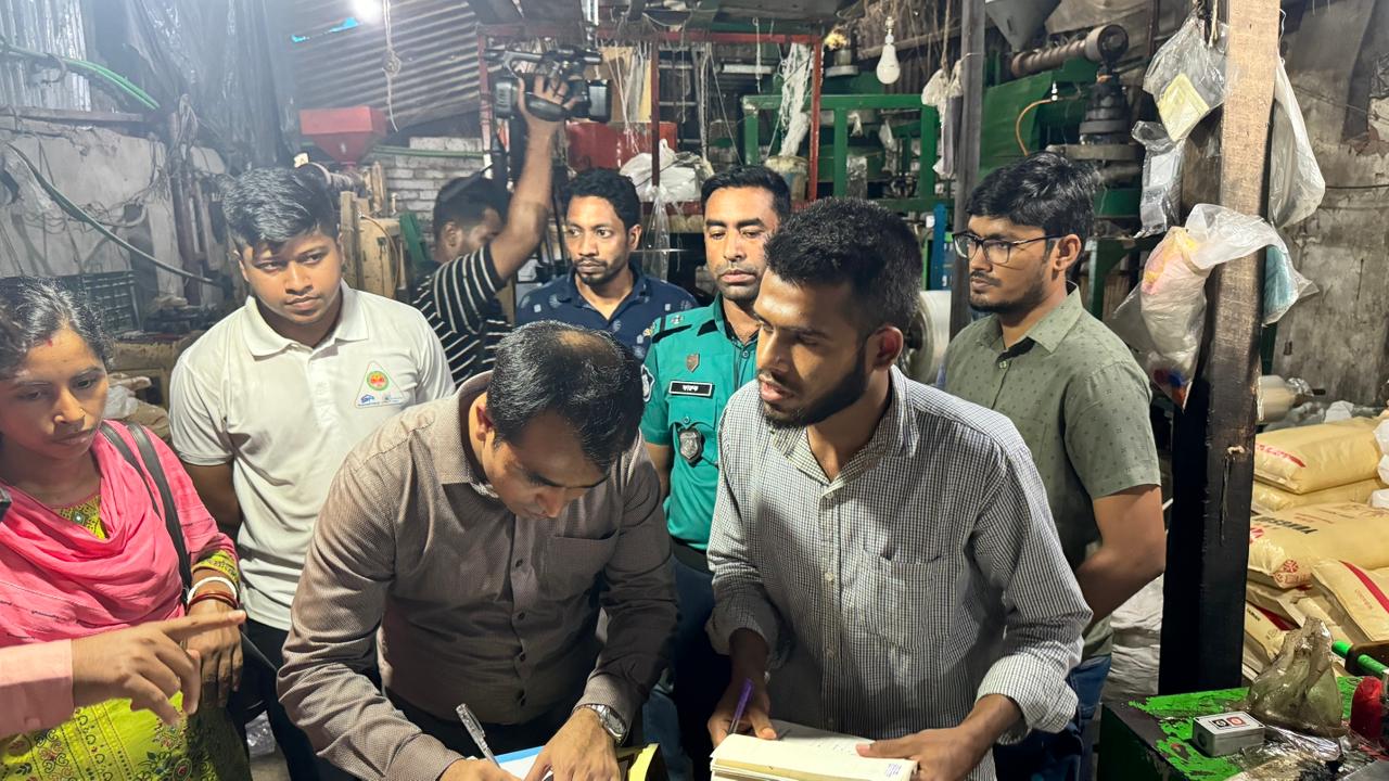 চাকতাই নিষিদ্ধ পলিথিন জব্দ, জরিমানা