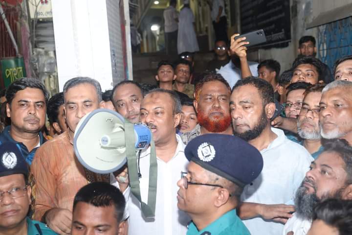 সিএমপি  কমিশনারের আশ্বাসে  চেরাগী মোড়ে   উত্তেজনাকর পরিস্থিতি শান্তিপূর্ণ সমাপ্তি