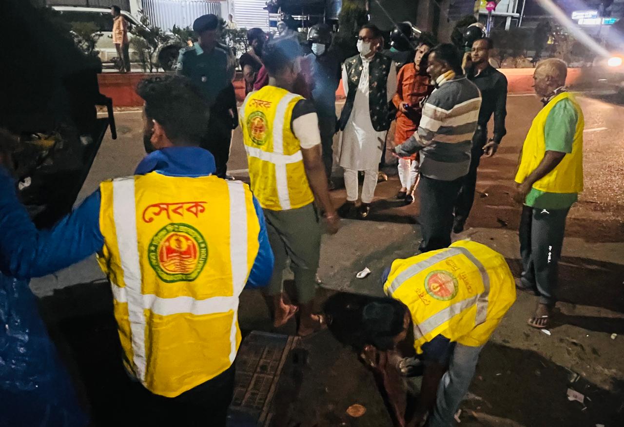 ক্লিন সিটি গড়তে গভীর রাতে সারপ্রাইজ ভিজিট  মেয়র ডা. শাহাদাতের