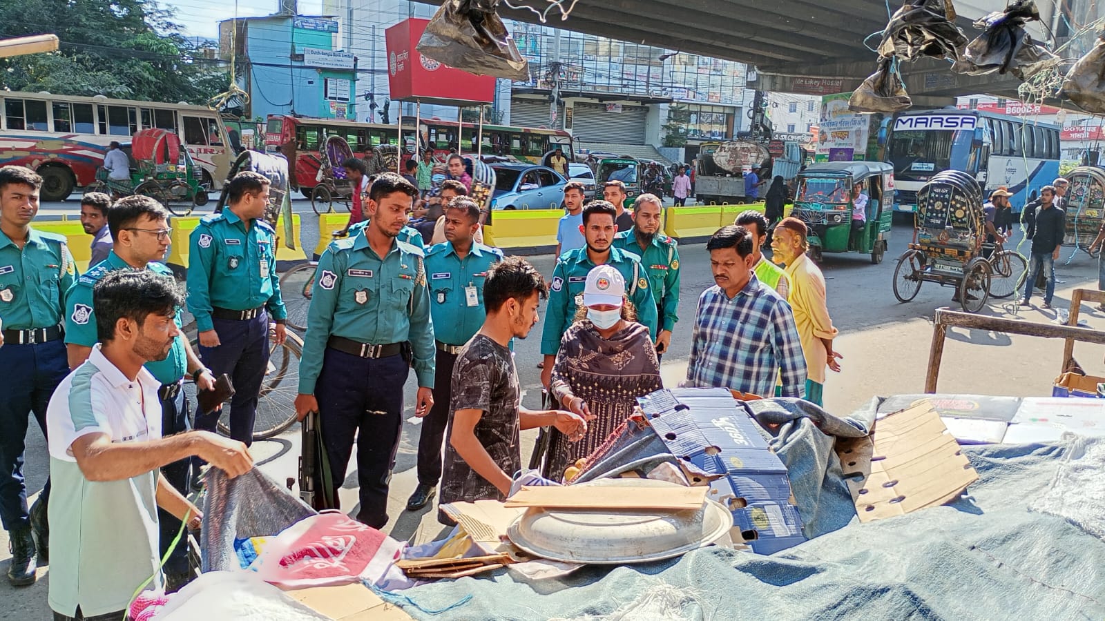 বহদ্দারহাটে ফুটপাত থেকে দুই শতাধিক অবৈধ দোকান উচ্ছেদ