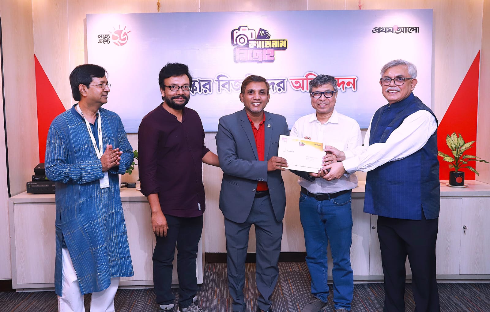   ‘ক্যামেরায় বিদ্রোহ’ ক্যাম্পেইনে বিজয়ী চট্টগ্রামের ইমুকে পুরস্কার 