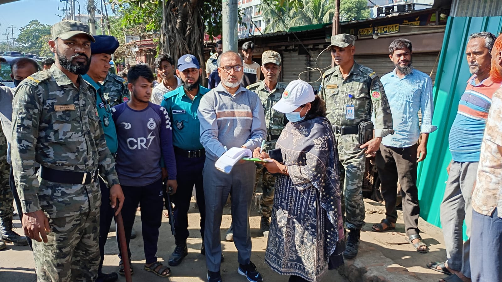 ফুটপাত-নালা দখল: ৮ ব্যক্তিকে জরিমানা