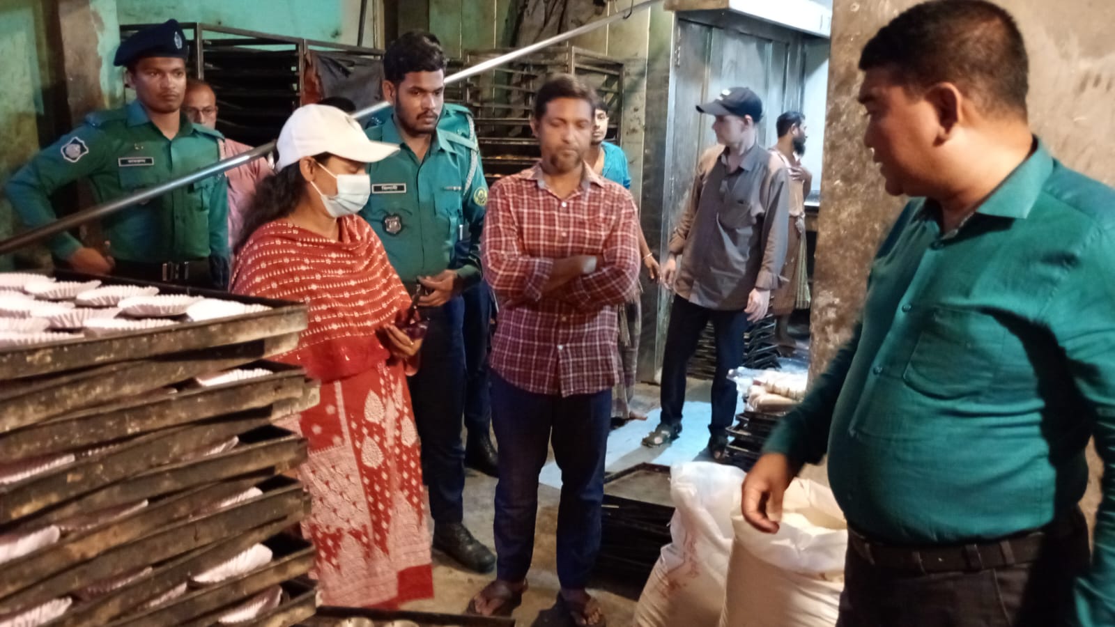অস্বাস্থ্যকর পরিবেশে খাদ্য প্রস্তুতের দায়ে তিন প্রতিষ্ঠানকে ৪৫ হাজার টাকা জরিমানা