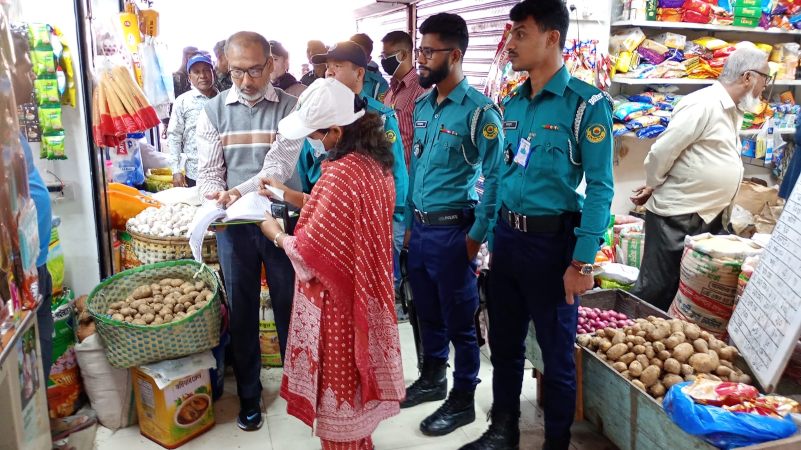 দোকানে পলিথিন ব্যাগ ব্যবহারসহ বিভিন্ন অপরাধে জরিমানা